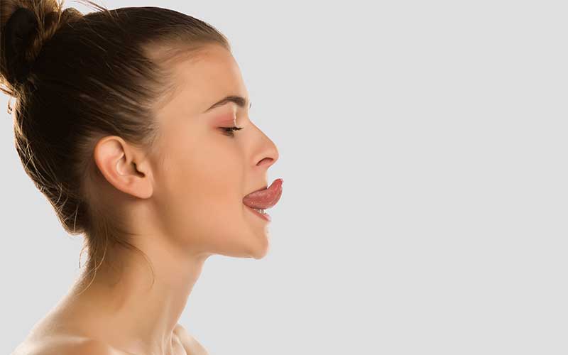 Myofunktionelle Übung - Zunge nach oben und unten: Zunge nacheinander nach oben und unten herausstrecken, jeweils 2 Sekunden halten