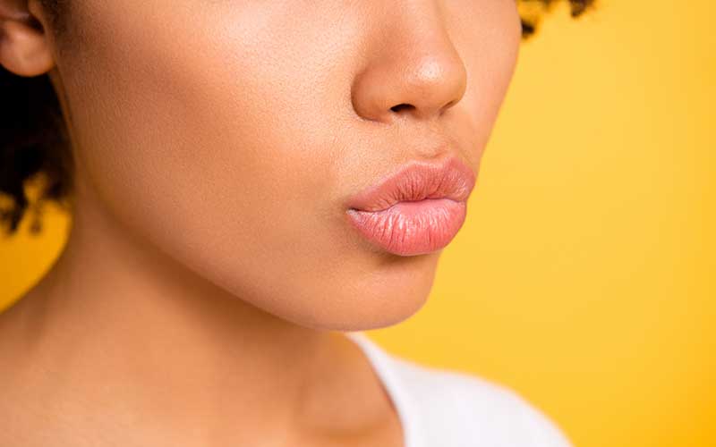 Myofunktionelle Übung - Kussmund: einen Kussmund machen, indem man seine Lippen spitzt